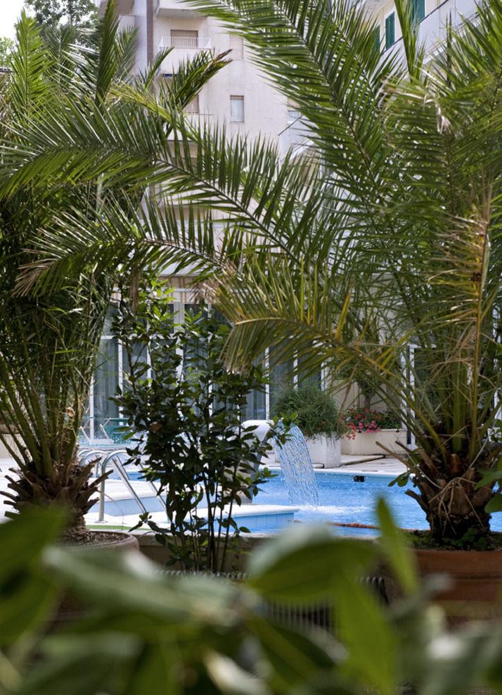 Hotel Vienna Touring Риччоне Экстерьер фото