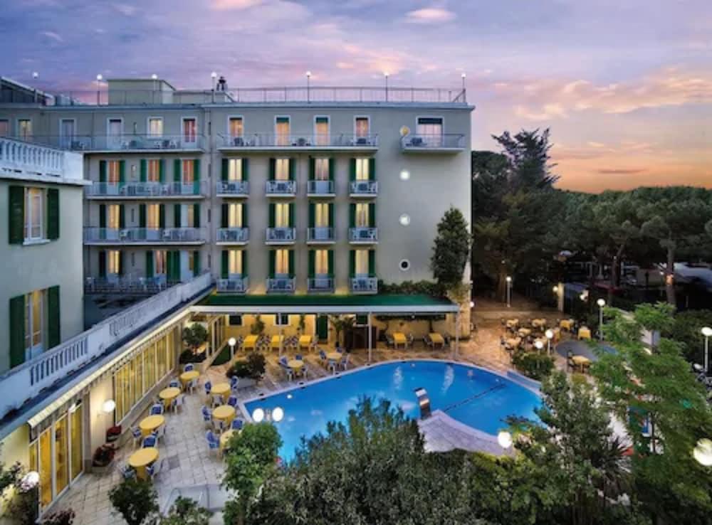 Hotel Vienna Touring Риччоне Экстерьер фото