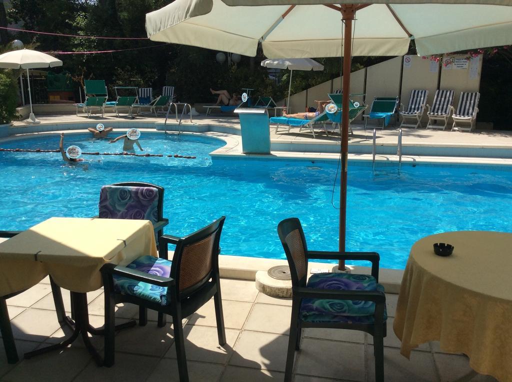 Hotel Vienna Touring Риччоне Экстерьер фото