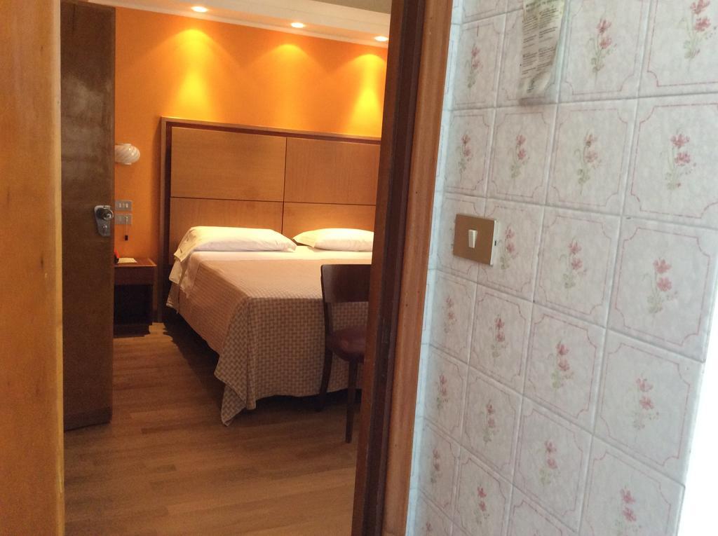 Hotel Vienna Touring Риччоне Номер фото