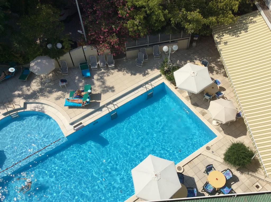 Hotel Vienna Touring Риччоне Экстерьер фото