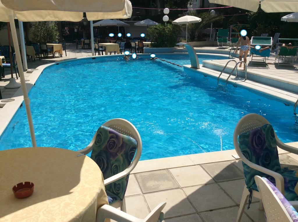 Hotel Vienna Touring Риччоне Экстерьер фото