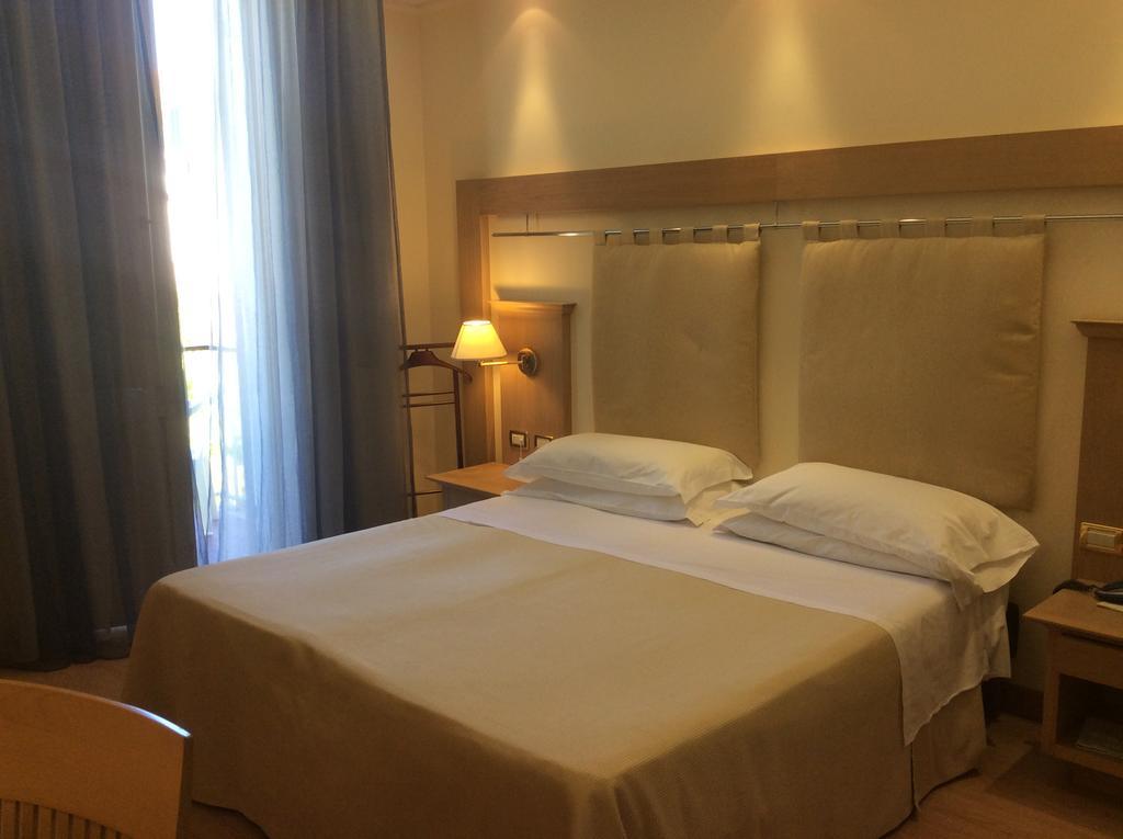 Hotel Vienna Touring Риччоне Экстерьер фото