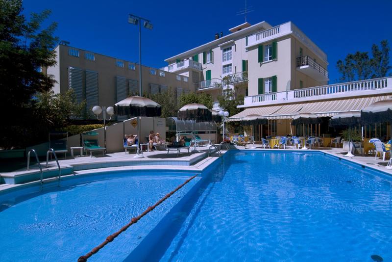 Hotel Vienna Touring Риччоне Экстерьер фото