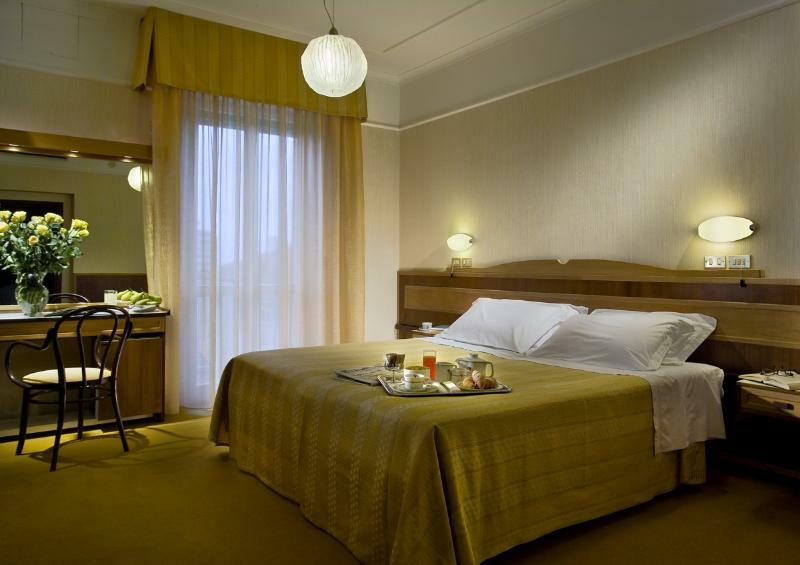 Hotel Vienna Touring Риччоне Экстерьер фото